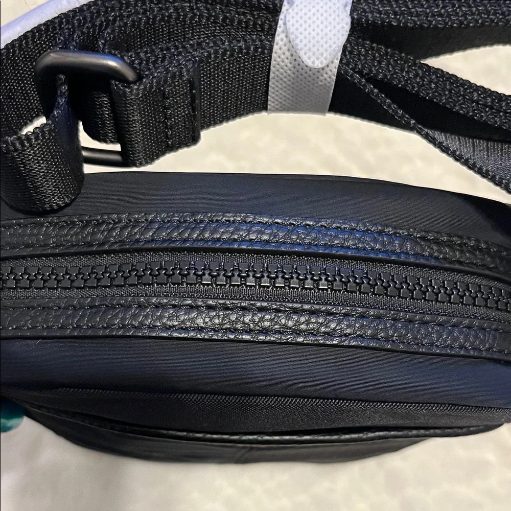 Tommy Hilfiger Lightweight Classic Black Messenger Bag - Picture 6 of 6